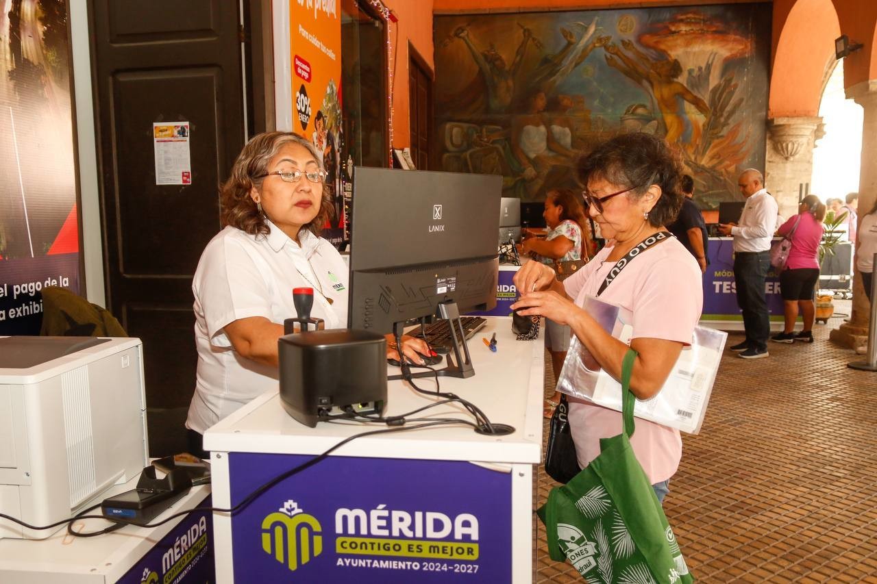 Desde muy temprana hora, cientos de ciudadanos acudieron a los bajos del Palacio Municipal de Mérida para realizar el pago del predial.- Fuente Ayuntamiento de Mérida