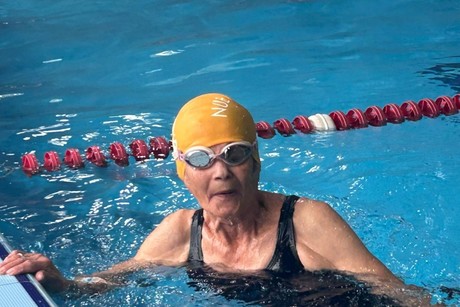 ¡No hay límites! A sus 88 años, Doña Eufracia es la nadadora más longeva de Nuevo León