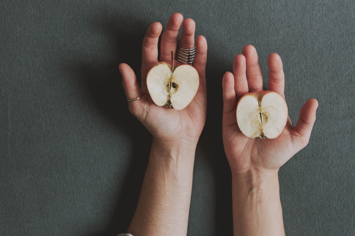 La manzana no solo es una fruta deliciosa, sino también una solución natural y eficaz para cuidar tu piel./Foto: Canva