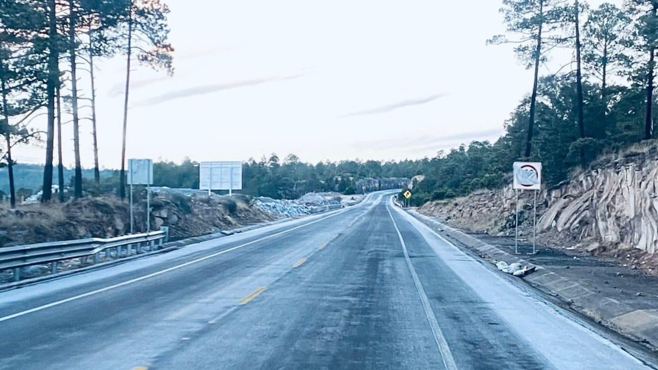 La Supercarretera Durango - Mazatlán congelada por bajas temperaturas. Foto: Facebook CEPC Durango.