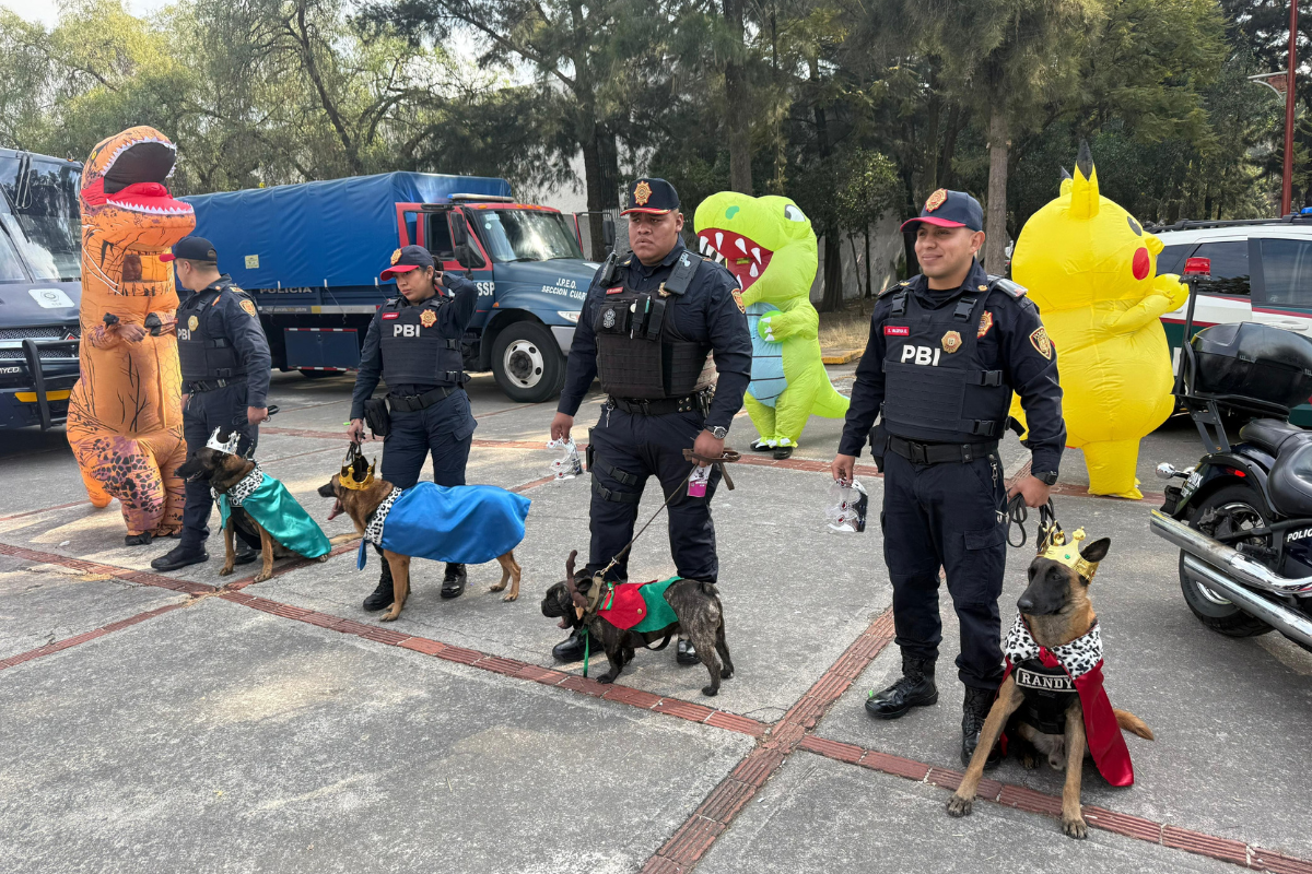 Elementos de la PBI con binomios caninos disfrazados de Reyes Magos en evento de Aragón.    Foto: Ramón Ramírez