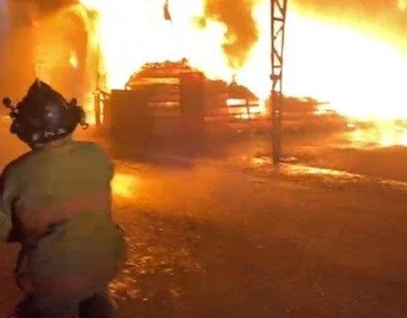 Pirotecnia provoca incendio en fábrica de Guadalupe (VIDEO)