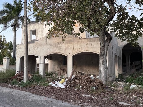 Cobrarán multas a los dueños de lotes baldíos abandonados en Mérida