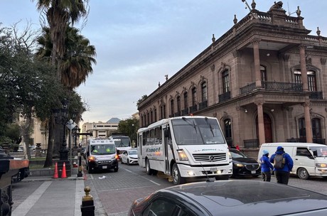 Llegan más de 30 camiones con protestantes a Palacio de Gobierno