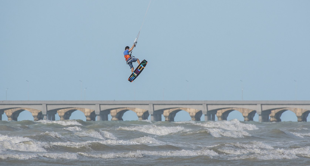 Este deporte combina la destreza del surf y la fuerzas del viento Foto: Turismo Yucatán