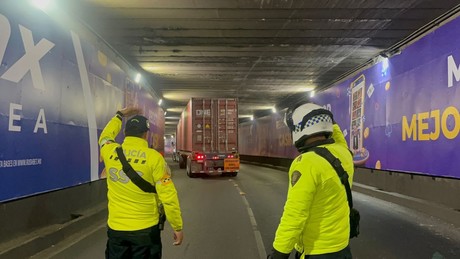 Avenida Chapultepec cierra por tráiler atorado bajo un puente vehicular