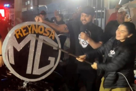 Se convierte en fiesta la protesta de Alejandra Ceccopieri en la agencia de autos MG en Reynosa