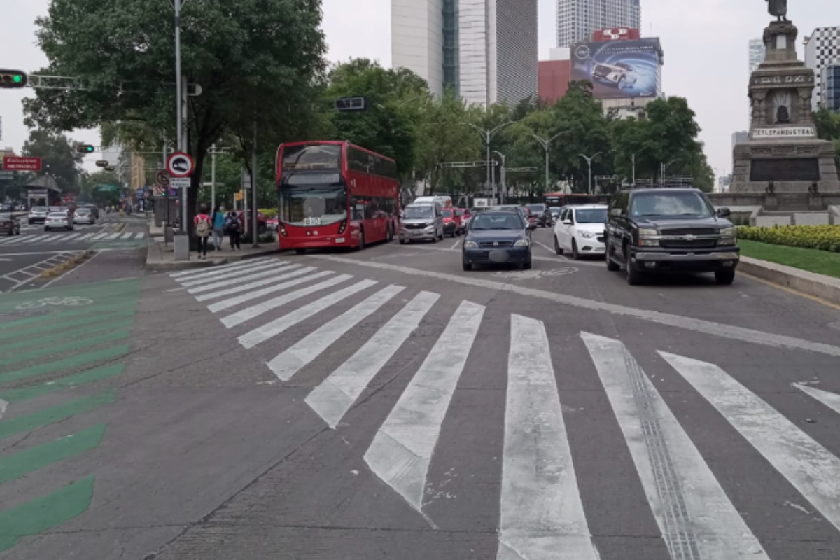 Avenida Paseo de la Reforma con autos en ella a la Altura de la Glorieta de Colón.   Foto: @OVIALCDMX