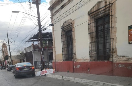 Frente frío en Saltillo: ráfagas de viento provocan caída de árboles y postes