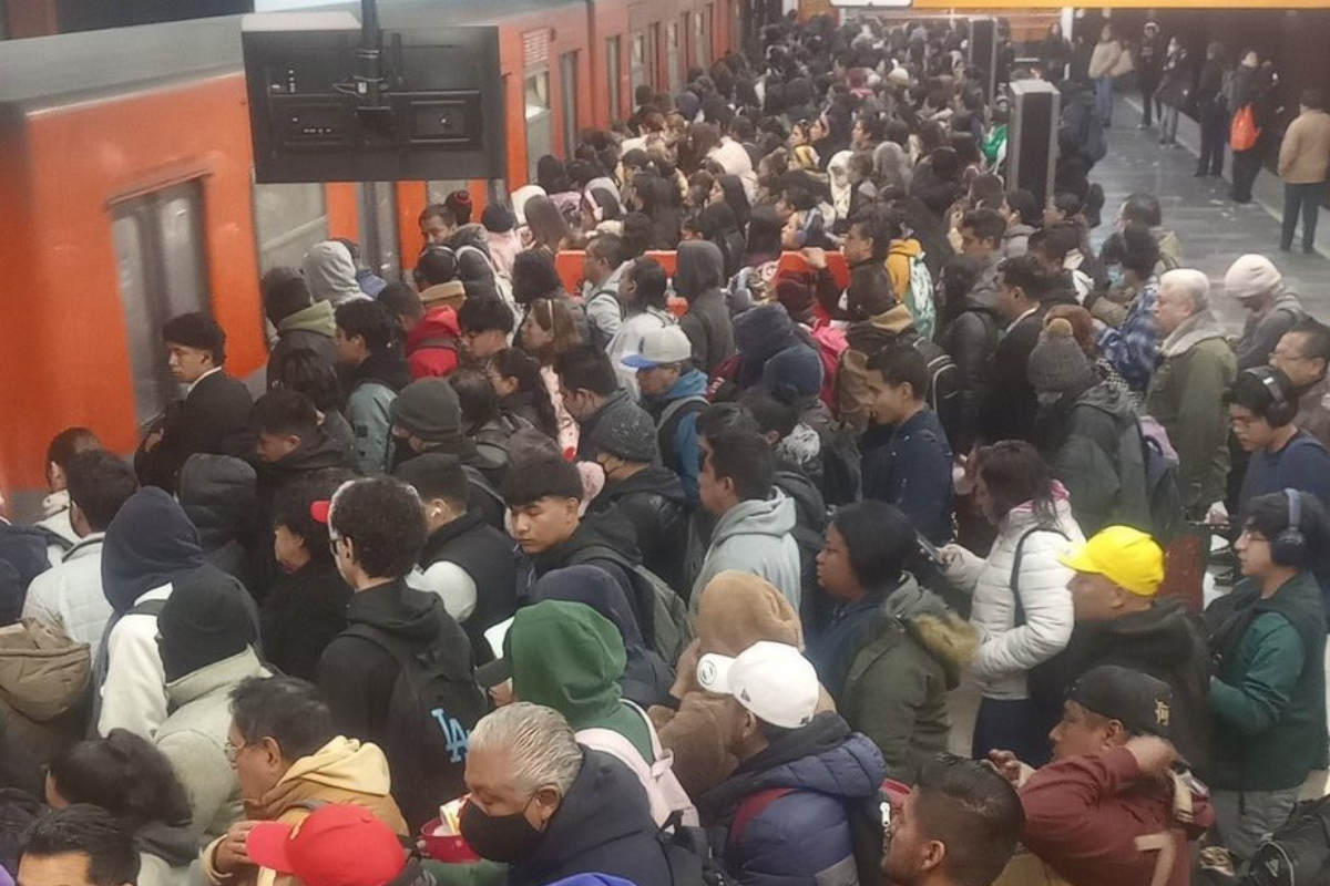 Anden de Metro CDMX lleno de personas esperando subir al tren.    Foto: @swat531488