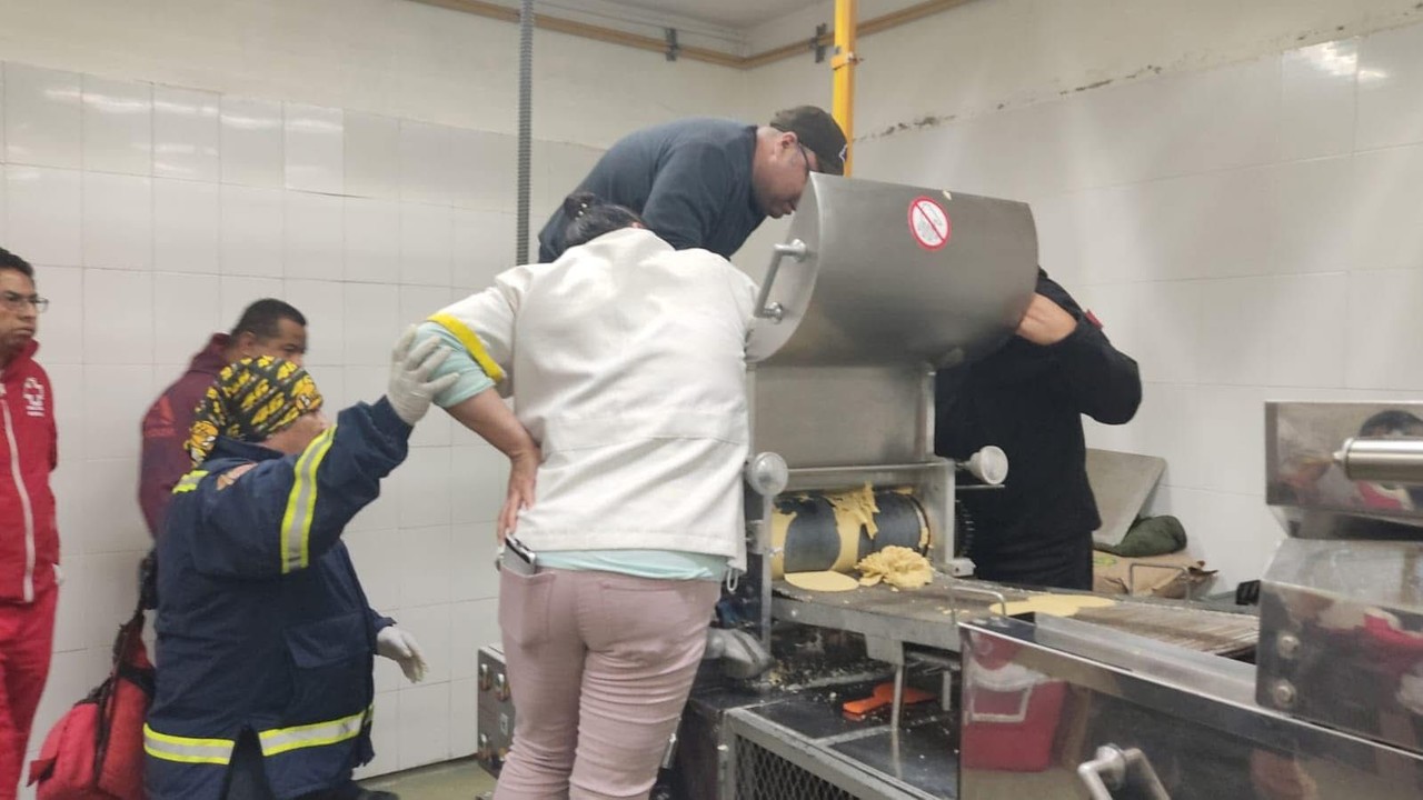 Mujer atrapada en máquina de amasar torillas. Foto: Redes Socialaes