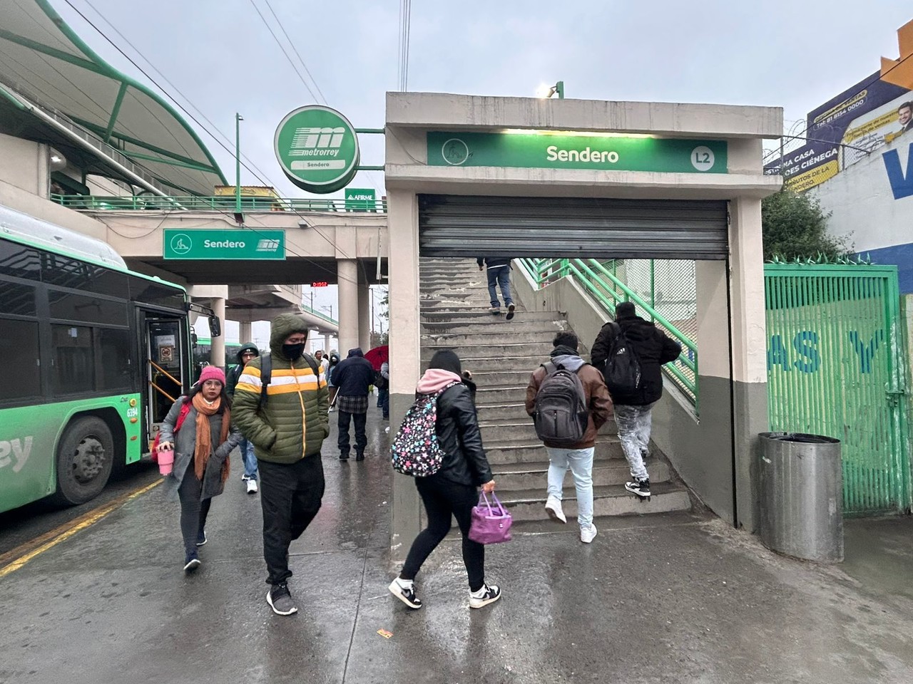 Usuarios en la escalera de la estación Sendero. Foto: Rosy Sandoval.