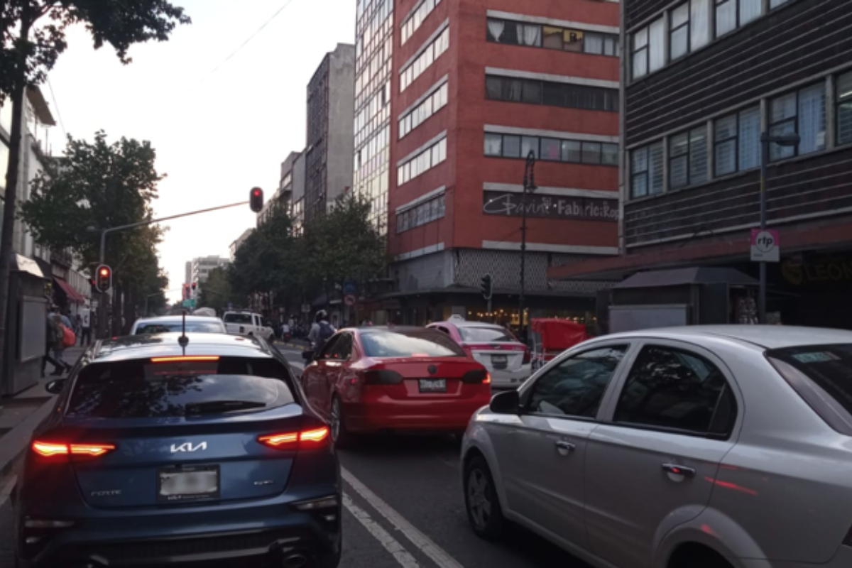 Autos circulando en una avenida de CDMX.    Foto: @OVIALCDMX