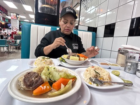 Caldito de res para mitigar las bajas temperaturas en Nuevo León