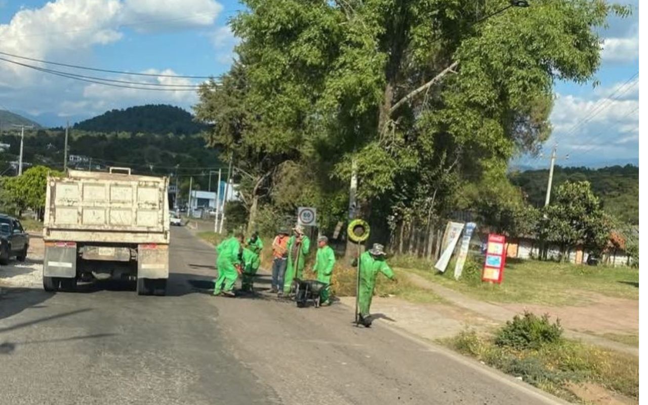 Mientras empiezan los trabajos de rehabilitación en la carretera Toluca-Tejupilco, se realizaron trabajos de bacheo. Foto: FB Torito Político