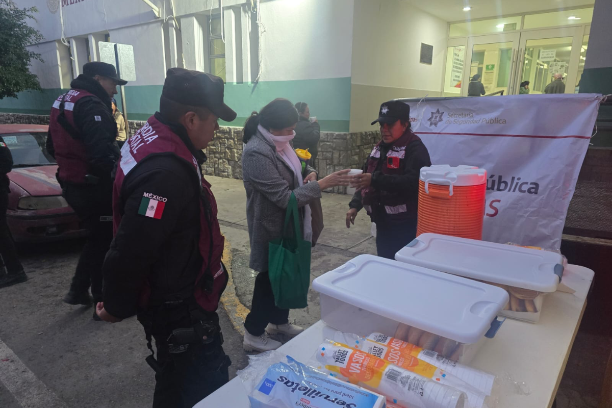 Personal de la Guardia Estatal acudió a los hospitales de Victoria a brindar alimentos y bebidas calientes a los familiares de pacientes hospitalizados. Foto: Daniel Espinoza