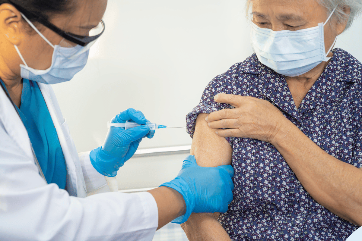 Si una persona presenta síntomas como fiebre, tos persistente, dificultad para respirar o malestar general, debe acudir a la Unidad de Medicina Familiar más cercana. Foto: Canva.