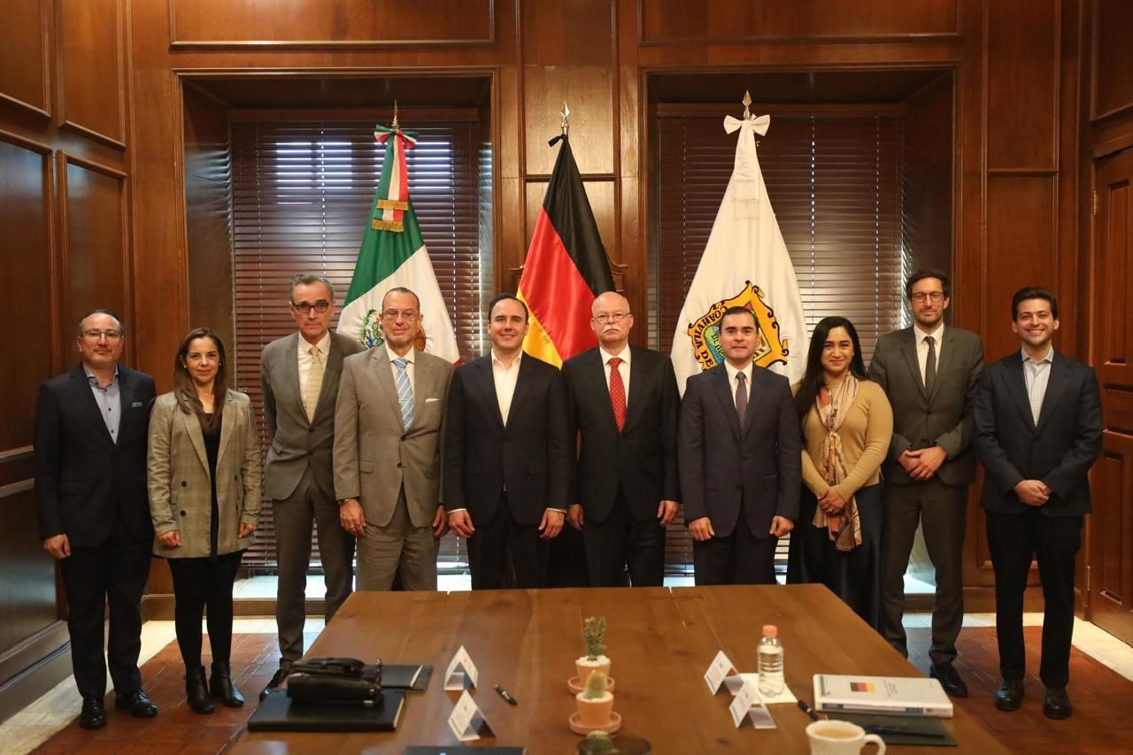 El gobernador Manolo Jiménez junto a los embajadores.  (Fotografía: Gobierno de Coahuila)