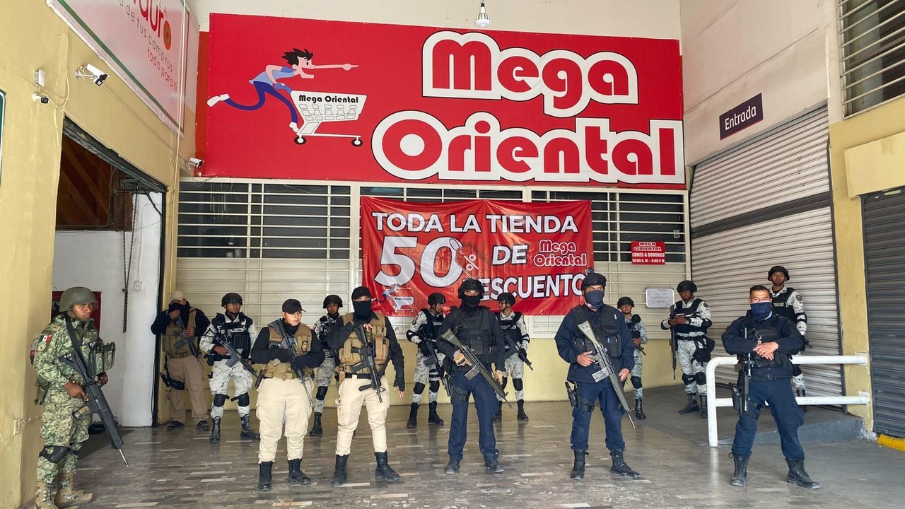 Elementos de seguridad resguardando Mega Oriental, un supermercado cateado durante Operación Limpieza. Foto: Irving Reyna.