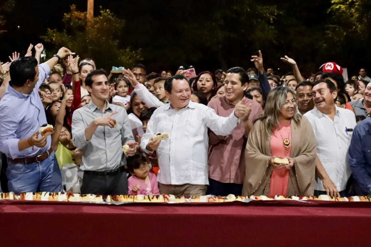 La jornada del domingo, el gobernador Joaquín Díaz Mena participó en la tradicional partida de rosca que fue hecha por alumnos del Conalep.- Fuente Gobierno del Estado