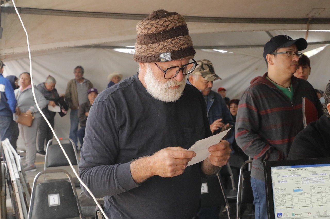 Ciudadano de Escobedo, realizando pago de predial. Foto: Gobierno de Escobedo