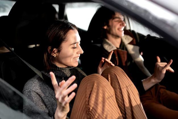 Cantar los corridos tumbados o a Justin Bieber en el carro está cool, siempre y cuando no excedas el volumen o podrías ser sancionado. Foto: Freepik