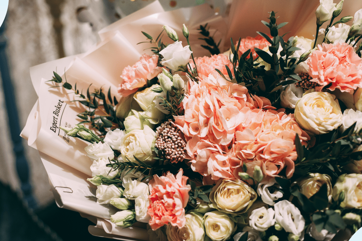 Si buscas decoraciones florales para grandes celebraciones, estas florerías ofrecen opciones especializadas. Foto: Canva.