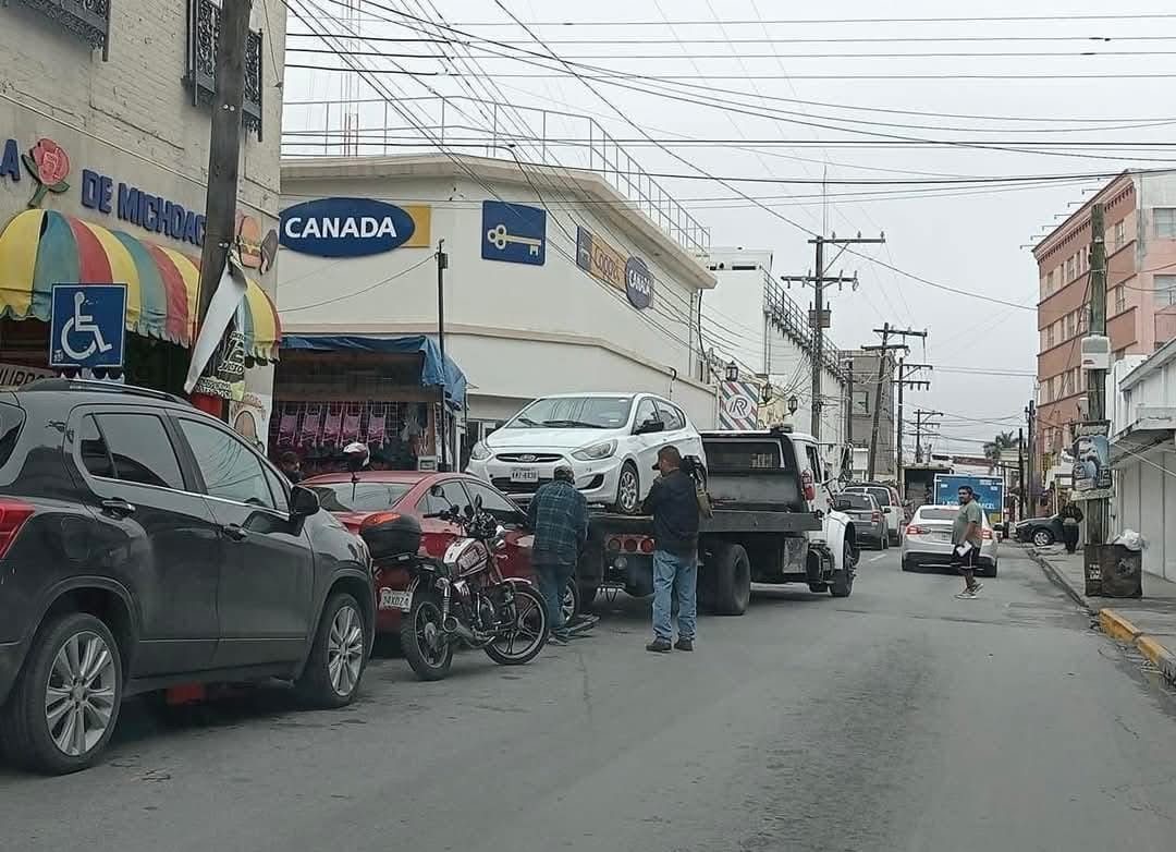 Grúa llevándose coche. Foto: Posta Tamaulipas