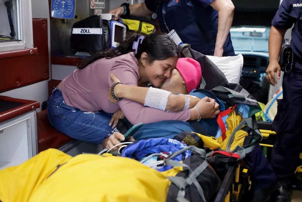 Erick Couoh Yam regresó a tierras yucatecas para recibir el tratamiento requerido tras ser diagnosticado con cáncer testicular. Su esposa lo recibió en el Aeropuerto de Mérida.- Fuente INDEMAYA