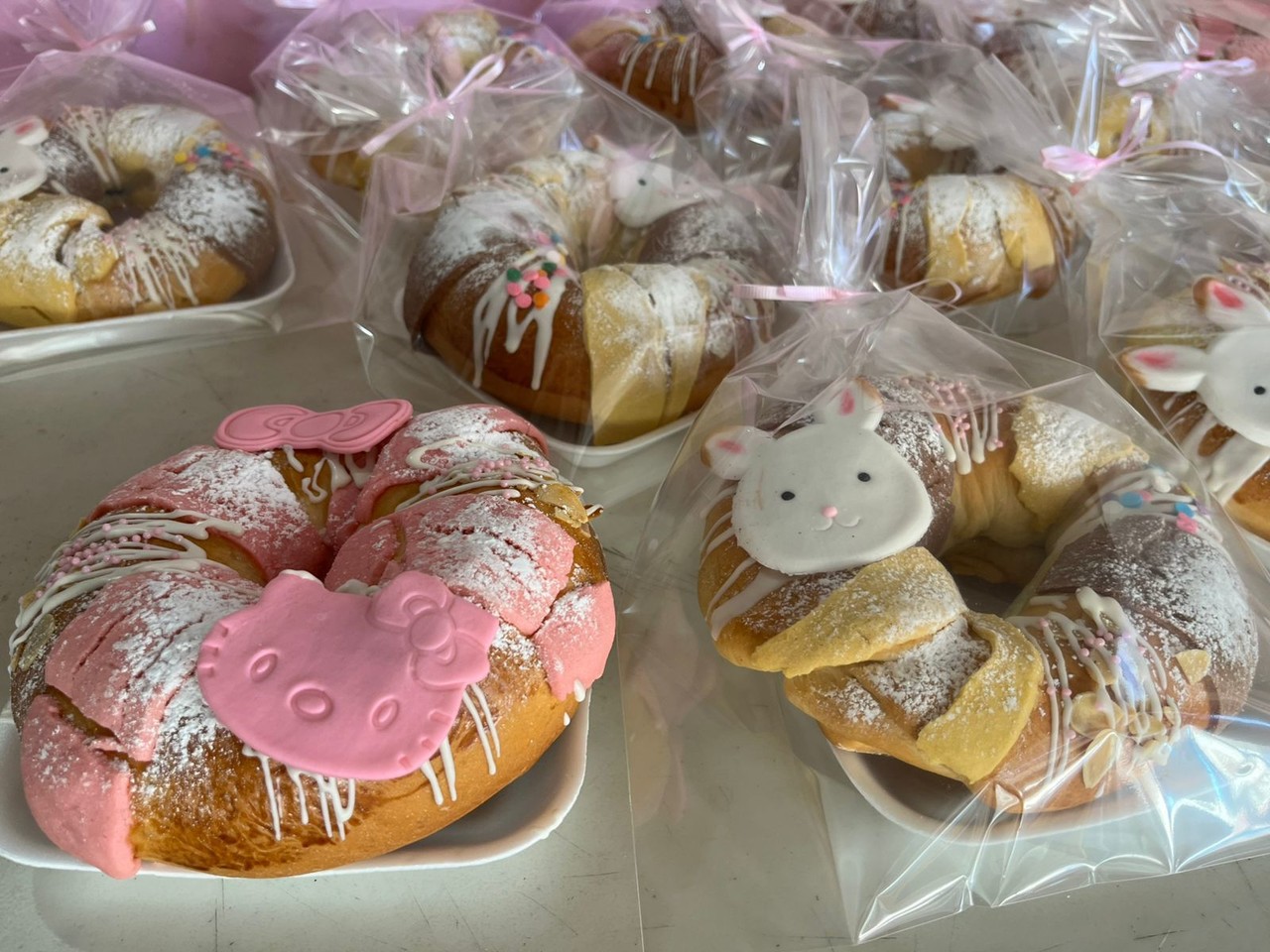 Hello Kitty y los Ternurines, en estas originales roscas de Reyes. Foto: Jesús Carrillo.