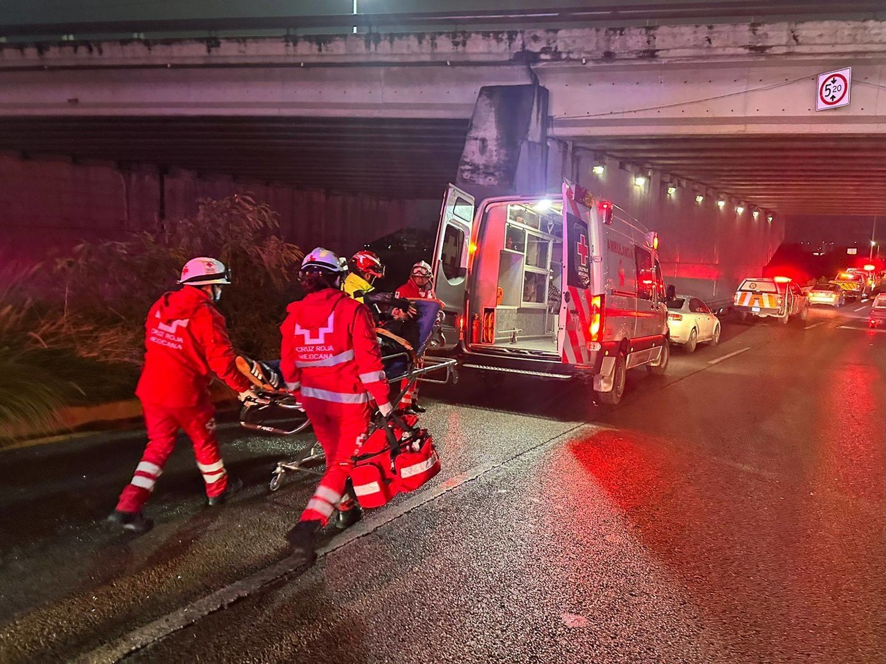 Elementos de la Cruz Roja en la zona del accidente. Foto: Protección Civil de Nuevo León.