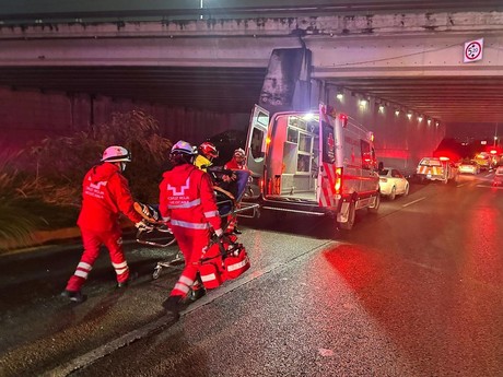 Mujer resulta herida tras volcadura en Monterrey