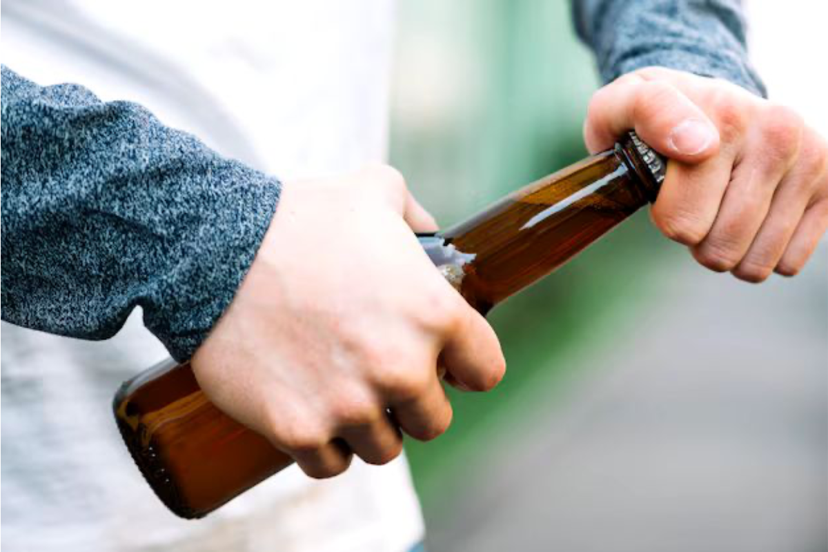 Beber alcohol en la vía pública, fuera de establecimientos destinados para ello, puede tener como consecuencia una multa. Foto: Sanju Pineda