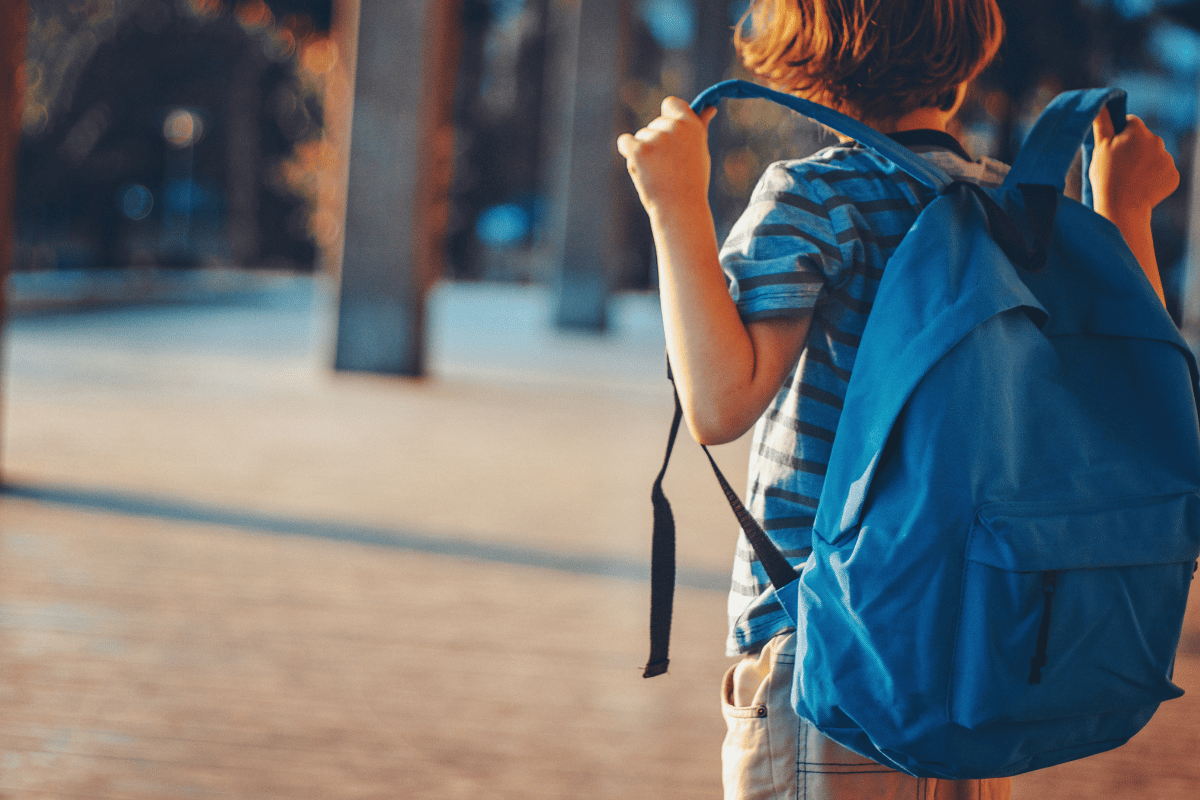 Padres y alumnos se preparan para el regreso a clases. Foto: Canva