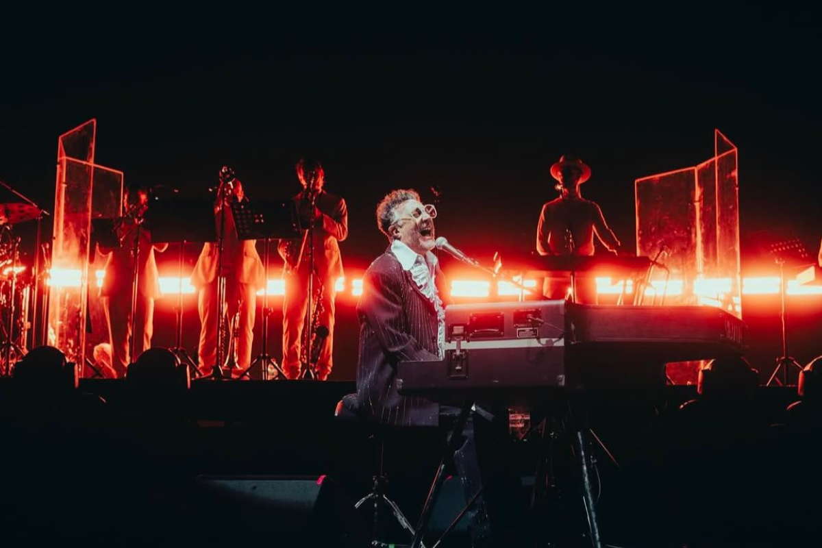 Fito Páez dando cantando en un escenario.    Foto: @FitoPaezMusica