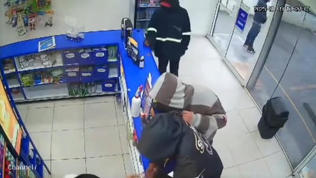 VIDEO I Roban farmacia en El Carmen, se llevan hasta un jarabe para la tos