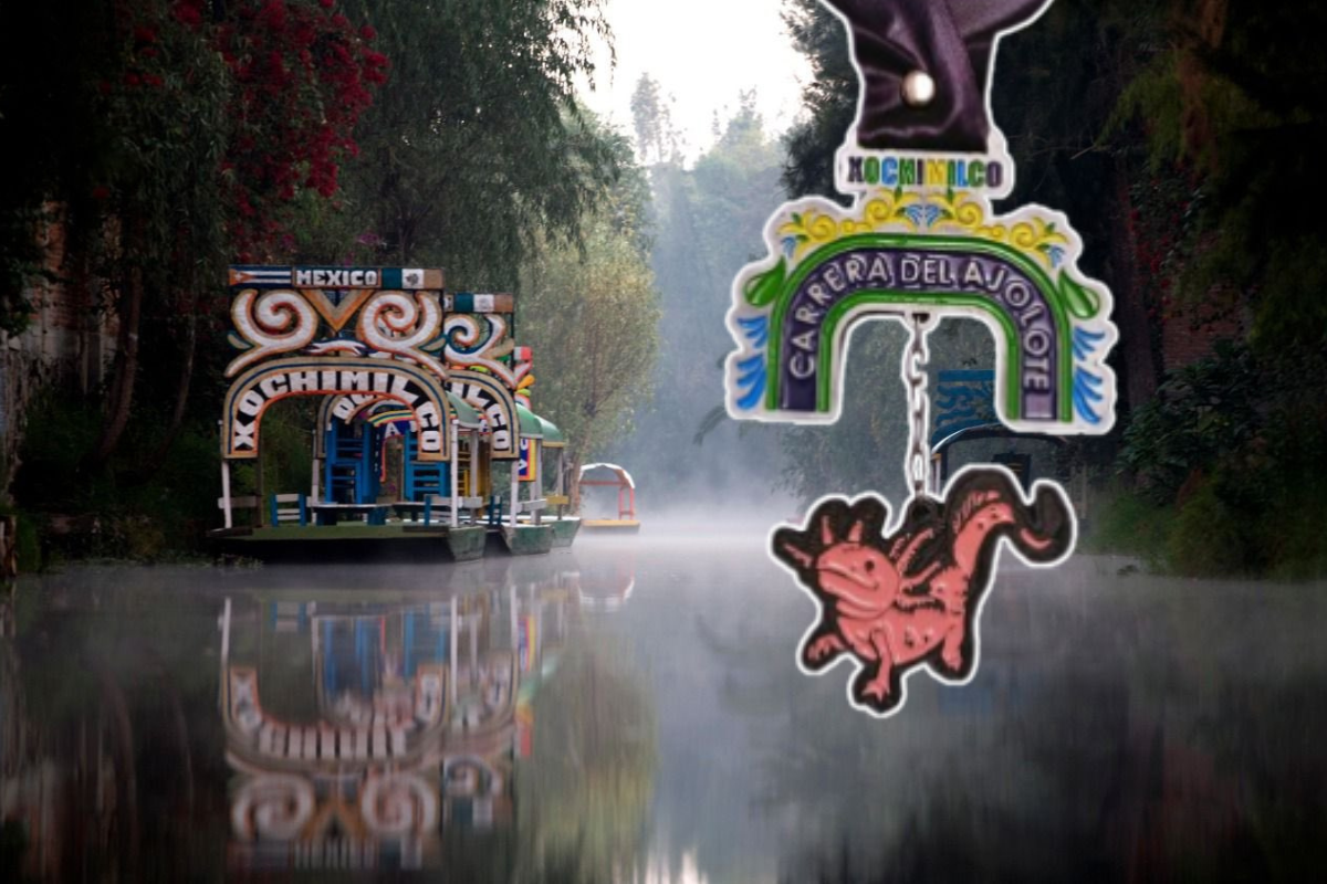 Trajinera en canal de Xochimilco con la medalla conmemorativa de la Carrera del Ajolote 2025.     Foto: @SECTUR_mx y Maximus Marathon Oficial, editada en Canva.