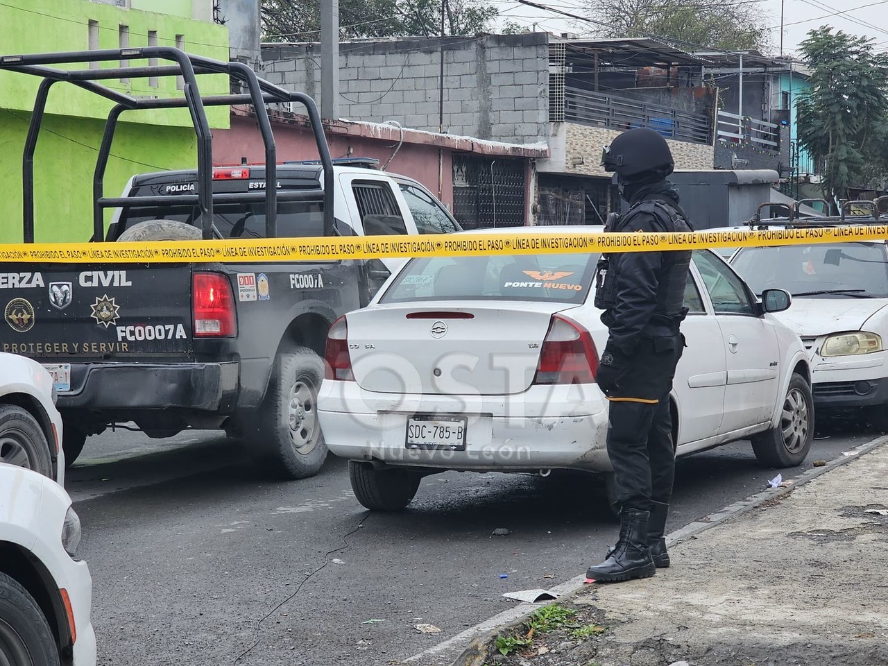 Elementos de la Fiscalía General de Justicia de Nuevo León en la zona del cateo. Foto: POSTA MX.