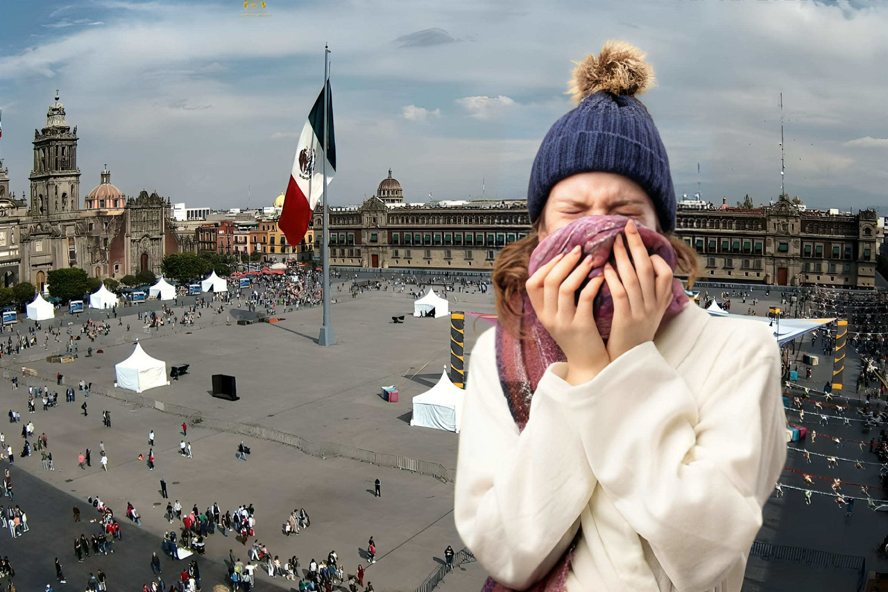 Mujer abrigada frente al Zócalo de CDMX.    Foto: @webcamsdemexico y Freepik, editada en Canva.