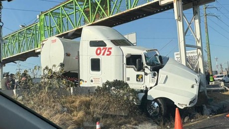 Tráiler se impacta contra camellón y genera caos vial en la México-Toluca