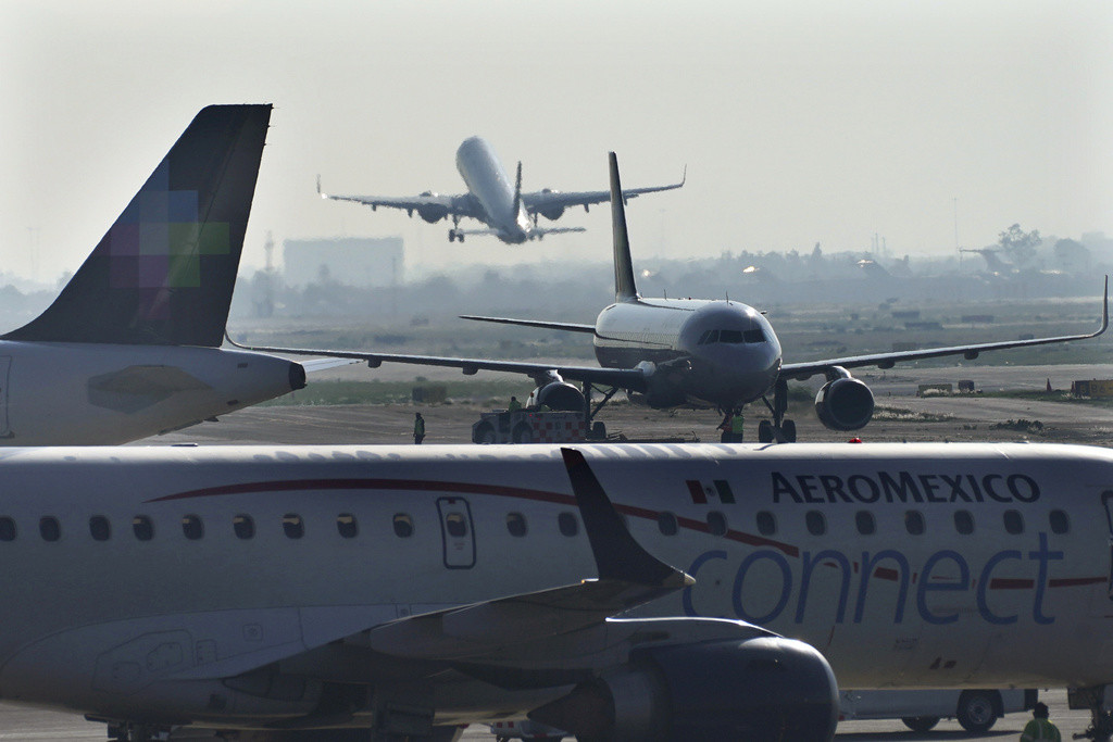 Un avión de la aerolínea Aeroméxico se estaciona en la pista del Aeropuerto Internacional Benito Juárez de la Ciudad de México, el 12 de mayo de 2022. (AP Foto/Marco Ugarte, Archivo)