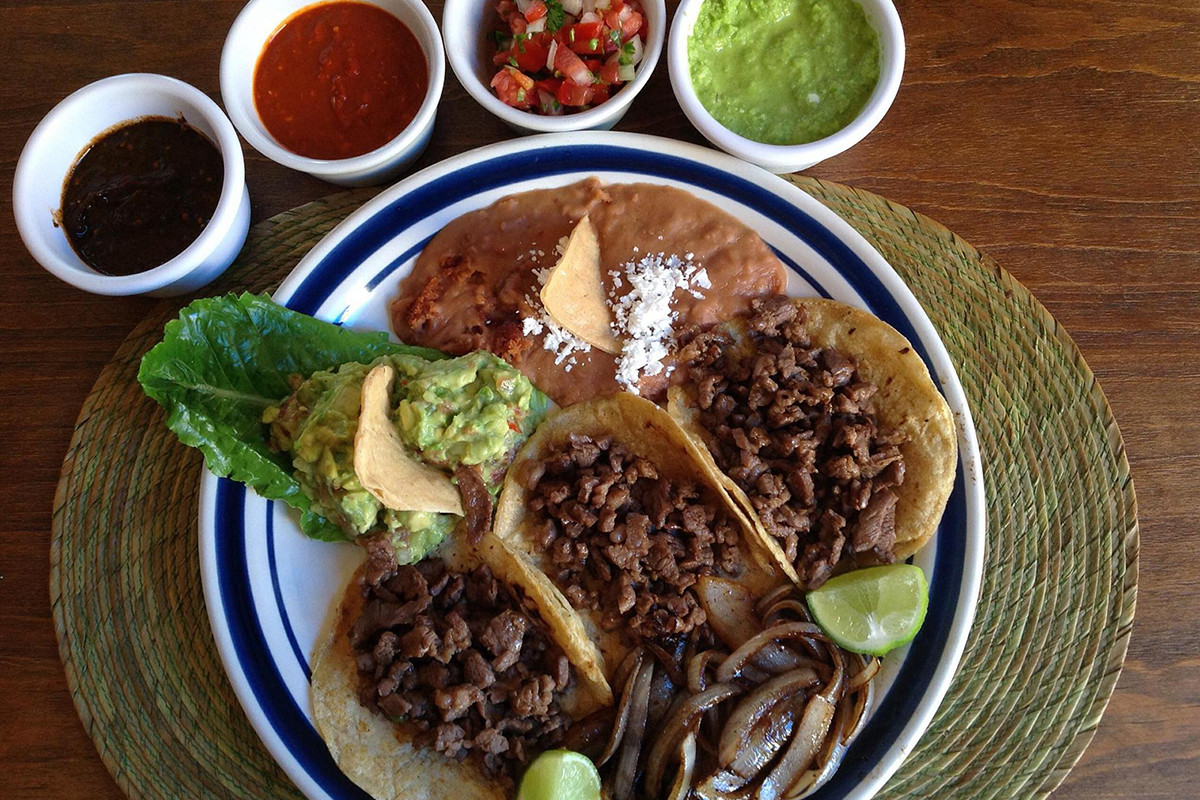 Una delicia los tacos de carne asada. Foto: Facebook de Restaurante Los Charros.