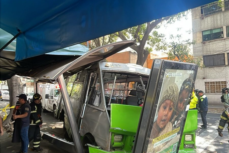 VIDEO | Cinco heridos tras choque de Microbús en la Portales en CDMX