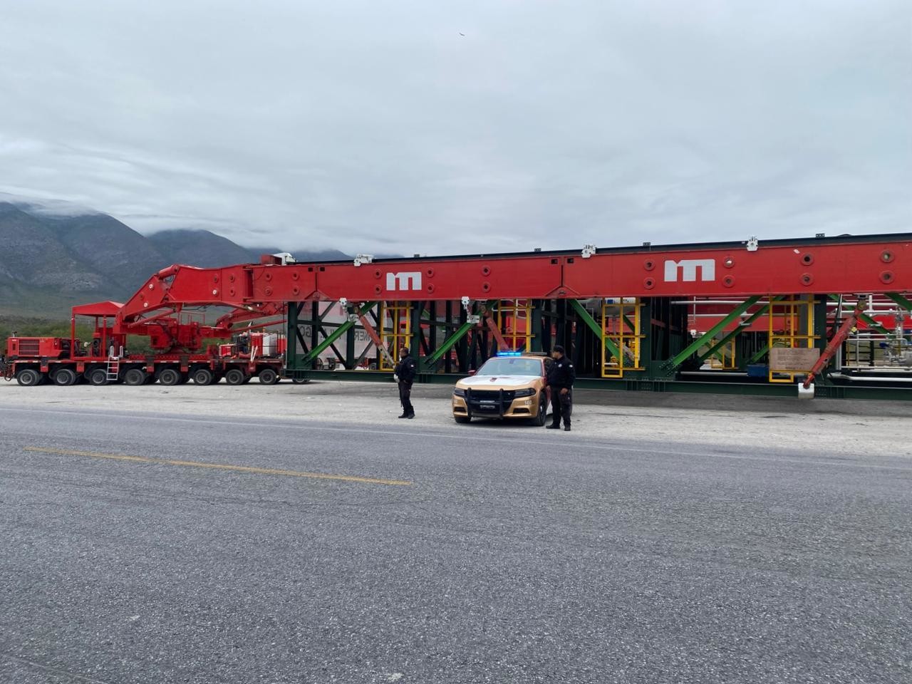 La circulación en ambos sentidos de la Carretera Federal 101, a la altura del municipio de Jaumave, Tamaulipas, ha sido cerrada temporalmente debido al traslado de módulos de enfriamiento con dimensiones extraordinarias. Foto: SSPT