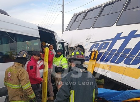 Choque entre 2 camiones deja 15 heridos en Ciénega de Flores (VIDEO)