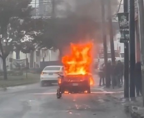 VIDEO | Vehículo se incendia en Guadalupe