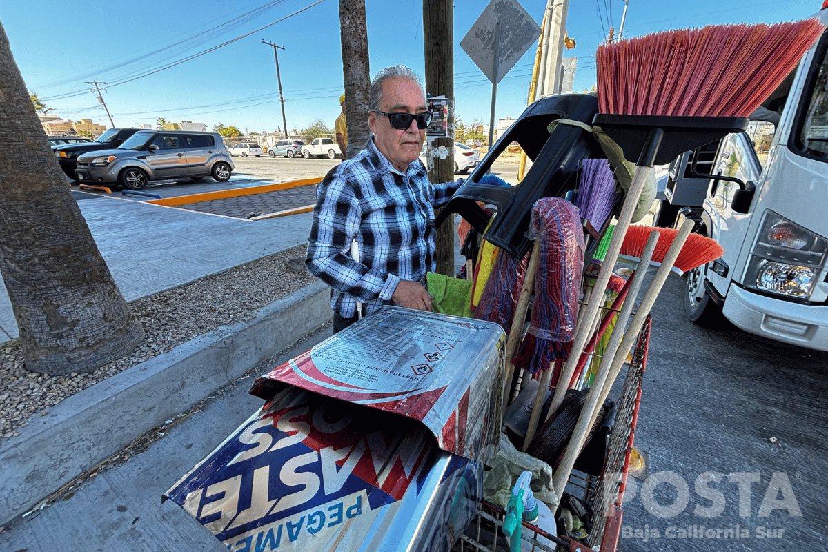 José Heriberto lleva más de 25 años recorriendo las calles de la ciudad. Foto: Alberto Cota / POSTA BCS