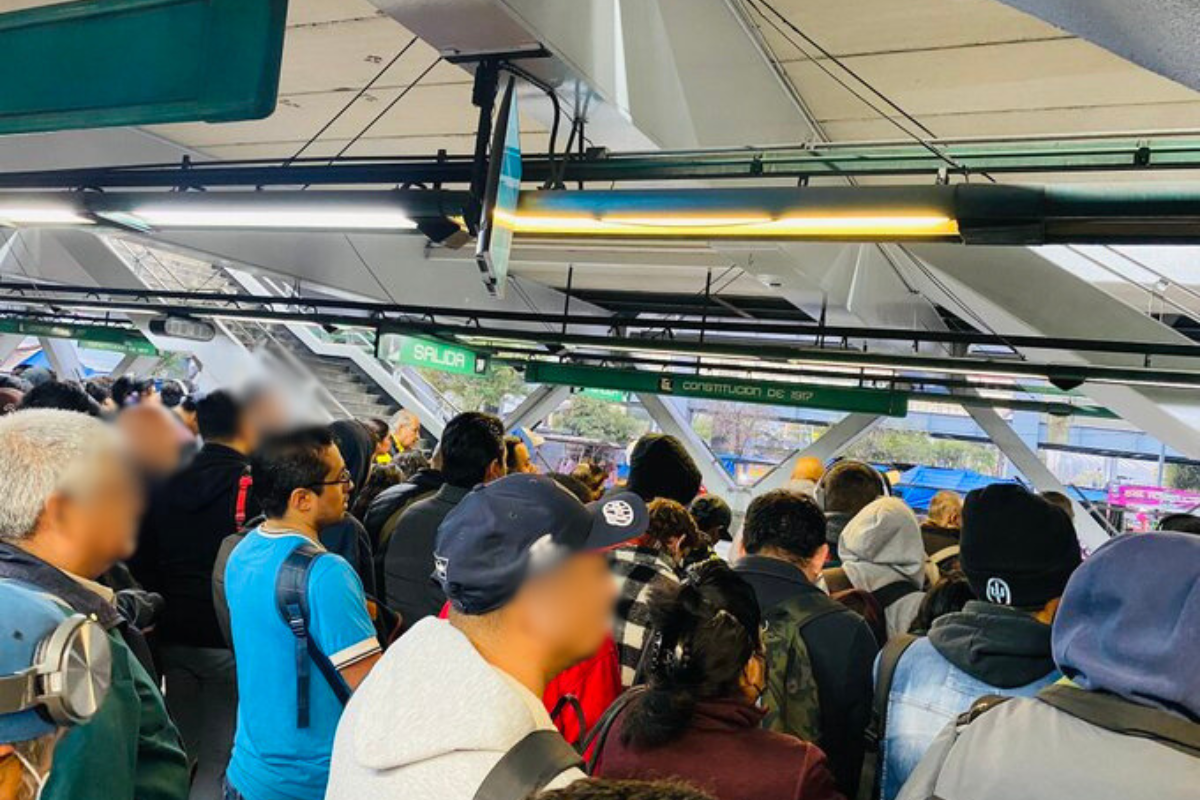 Personas esperando en la Línea 8 del Metro de CDMX.   Foto: X (@CelinaHernnde11)