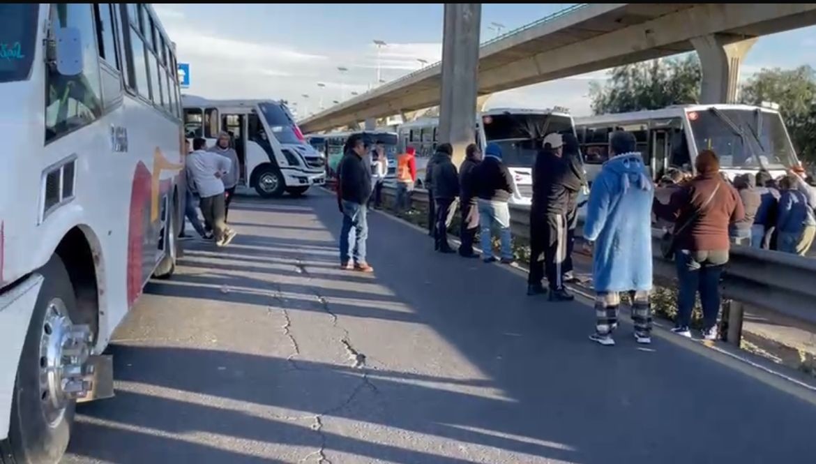 Transportistas bloquean la México-Querétaro: Exigen libertad para tres compañeros. Foto: POSTA