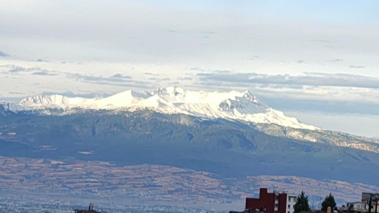 Alta afluencia al Nevado de Toluca provoca caos vial tras su reapertura. Foto: @FabianCamilo